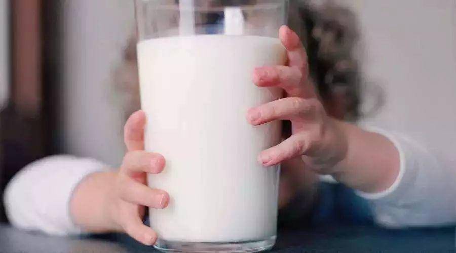 宝宝多大能喝酸奶和纯奶？市面上这12种奶，再好也别给孩子买！