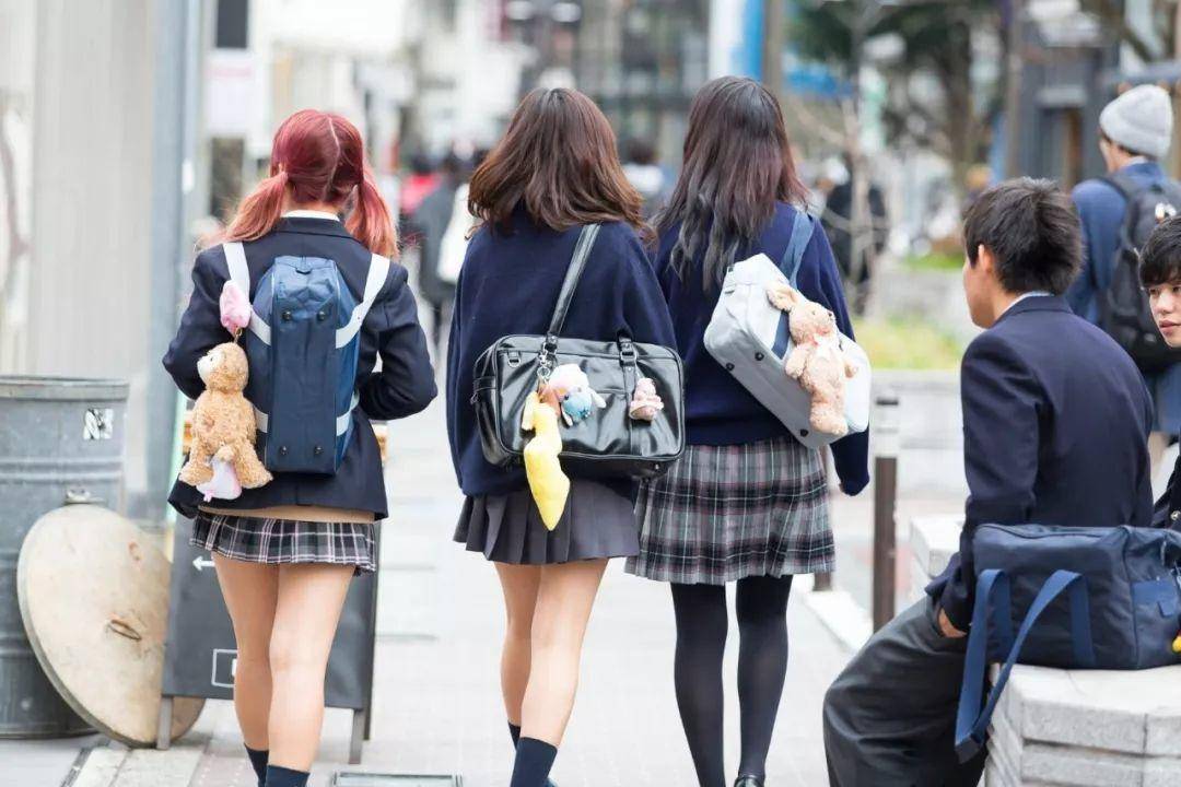 游走在灰色地带的日本“女高中生产业”