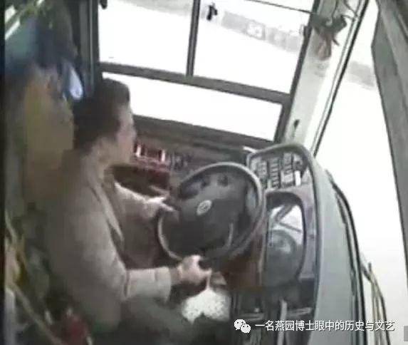 是看不见的手把重庆公交车推入了长江！