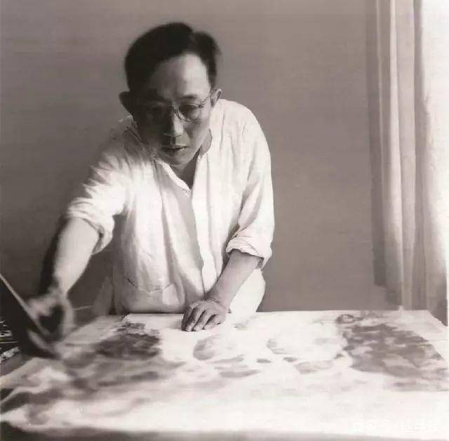 他画的国画价值高达两亿，徐悲鸿却曾为他卖画募款。