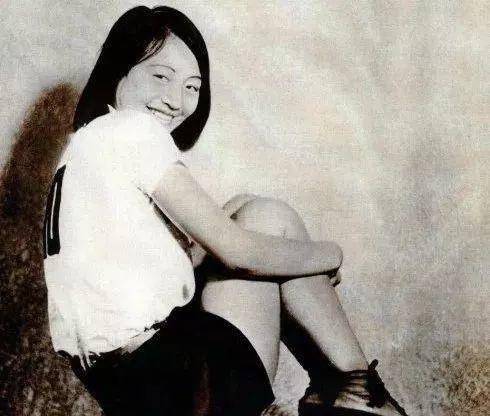 那个中国最早穿比基尼的健美少女
