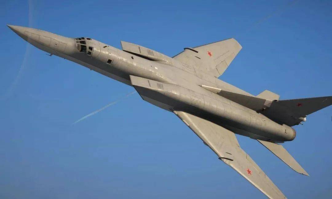 俄罗斯“魔改”轰炸机首飞，诞生半个世纪的“逆火”还能飞多久？