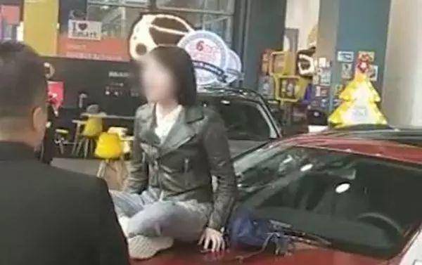 女硕士坐在车盖上哭，中国社会为何缺乏契约精神？