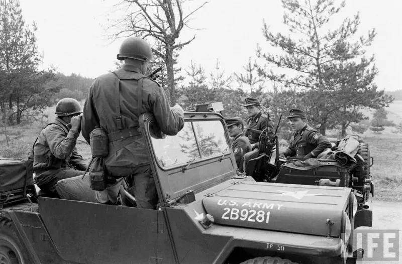 老照片：1963年在两德边境联合巡逻的美军和西德边防警察