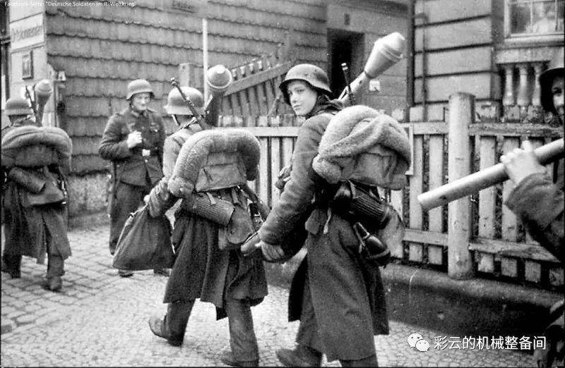老照片：为什么这个德国兵的步枪枪口有个钩？