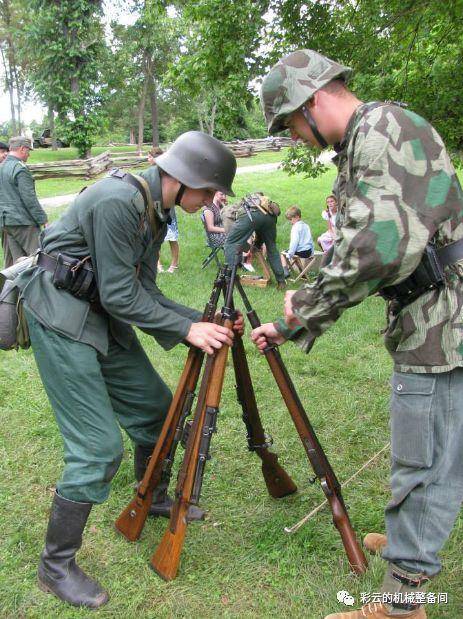 老照片：为什么这个德国兵的步枪枪口有个钩？