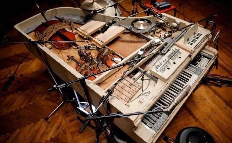 高能改造！古钢琴化身集20种乐器于一体的大乐队