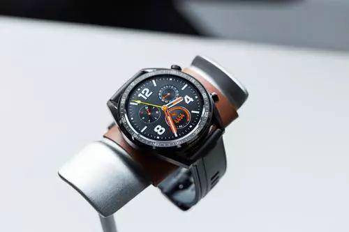 华米也发布了一款曲面屏手表，不过是概念产品